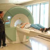MRIがうるさい理由は磁石の振動だった！検査の仕組みと苦手な人の対処法を解説